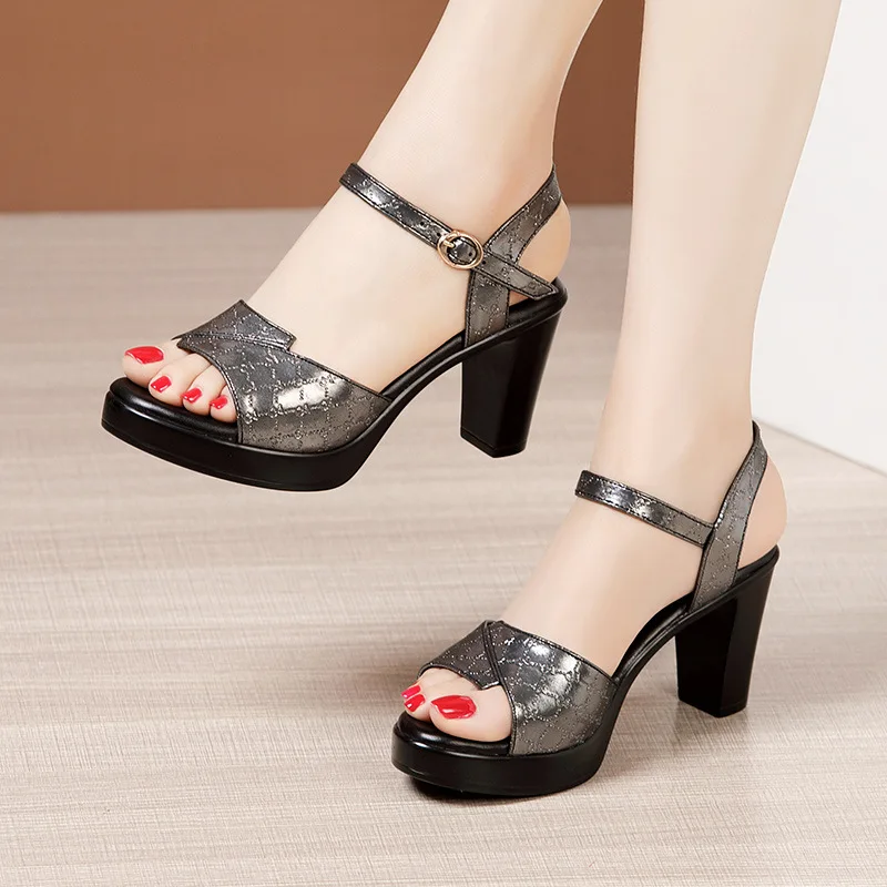 Sandálias Femininas de Salto B - Ankle Strap Attachment avaliação e preço